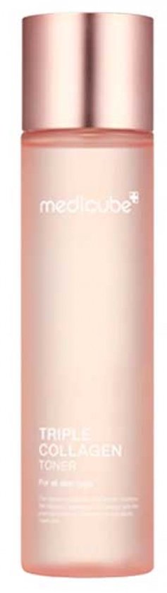 Medicube Triple Collagen Toner: lichte, roze fles met rosé gouden dop. Tekst: 'TRIPLE COLLAGEN TONER'