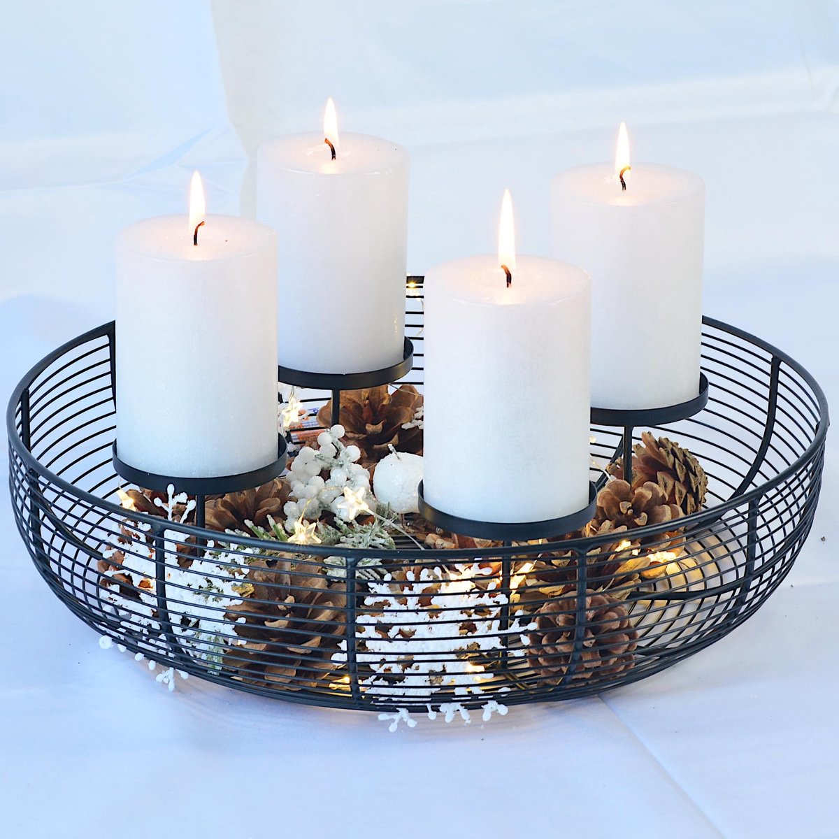 Dailygoods- Adventskrans zwart gelakt - Kandelaar voor vier kaarsen - Diameter 36 cm - Decoratief - Metalen houder - Gewicht 750 g - Kaarsenhouder