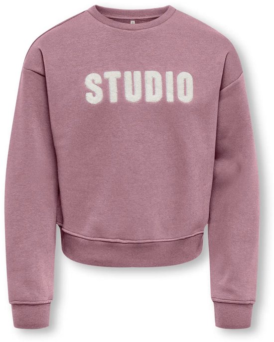 Roze sweater met lange mouwen en witte 'STUDIO' tekst.