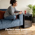 Vrouw speelt videogame naast een zwarte BREND koelkast, met de tekst 'Perfect voor gamers'.