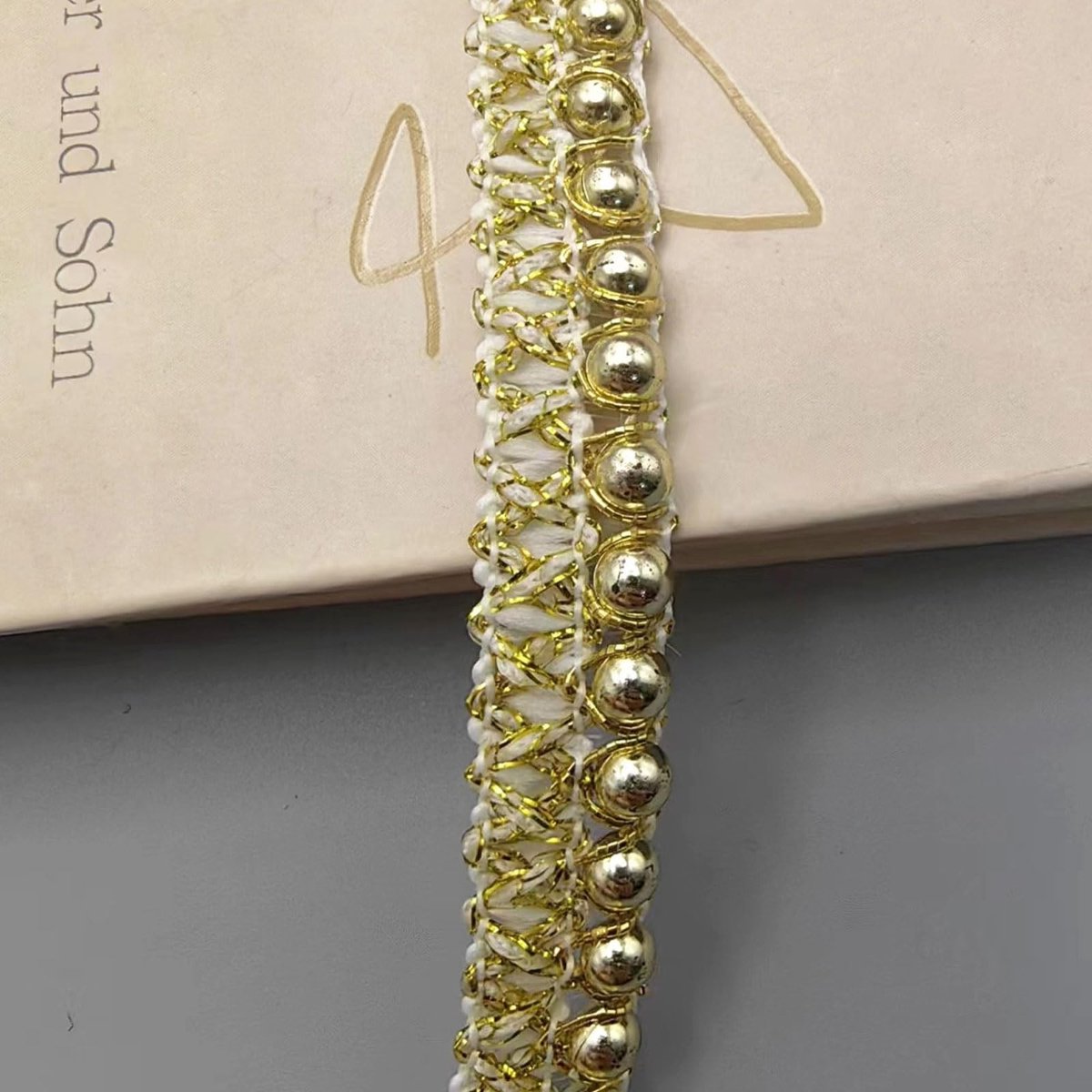 Dailygoods- Parel Trim 1,5 cm Breed - 6 Meter Lint - Gouden Borduurwerk - Kledingaccessoires - Jurk/Tas Decoratie - Luxe Faux Parel