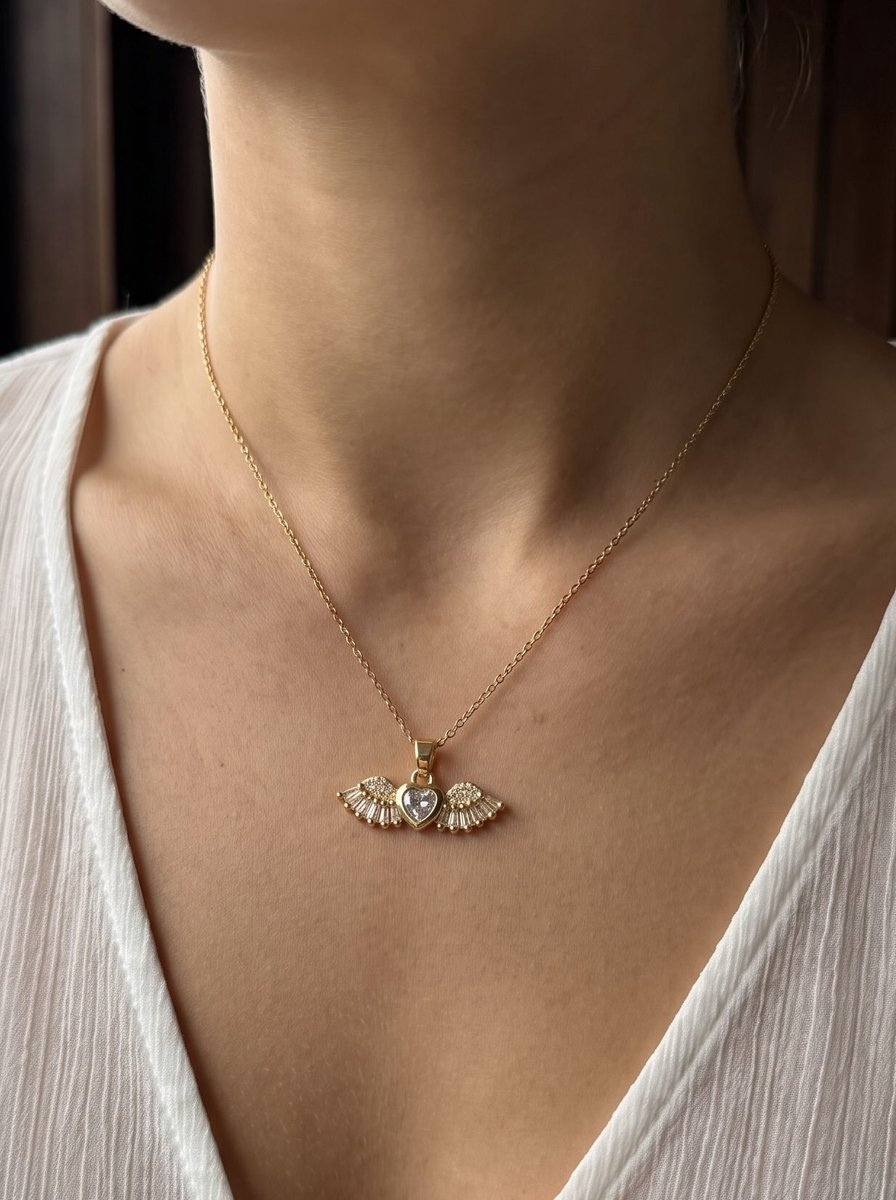 Anelplus Dames Ketting met Vleugels en Hart – Goudkleurige Halsketting met Kristallen Hanger – Elegante en Romantische Sieraden voor Vrouwen