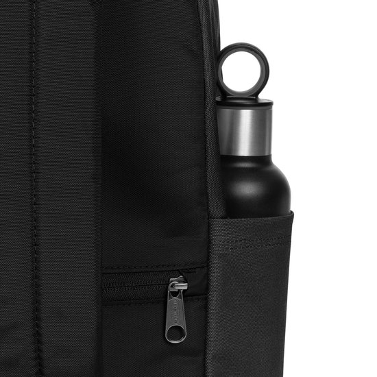 Zwarte Eastpak Day Pak'r Pro rugzak met een fles in het zijvak.