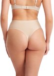 Nude string met hoge taille, van achteren gezien door een model.