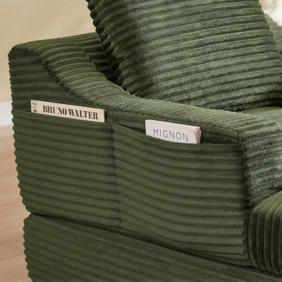 Zakken aan de zijkant van de groene corduroy fauteuil met boeken.