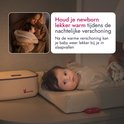 Een baby wordt warm gehouden tijdens het verschonen. Het aankleedkussen helpt baby's om gemakkelijker in slaap te vallen.
