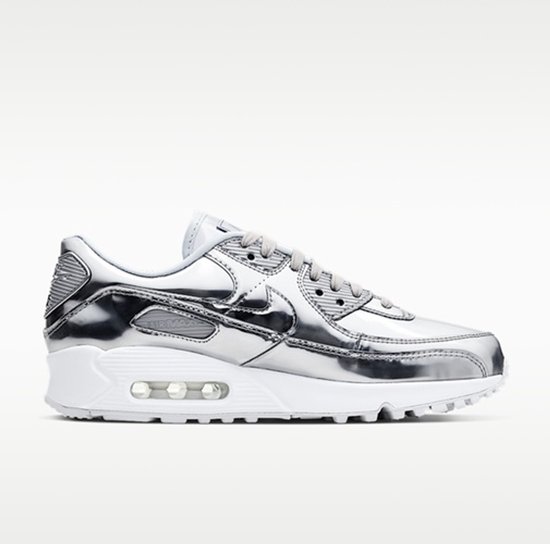 Zilverkleurige Nike Air Max 90 sneaker met witte zool, air-unit en veters
