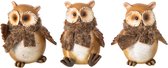 Drie beige en bruine polyresin uilen met sjaals van bruin touw. Twee uilen staan, één zit.