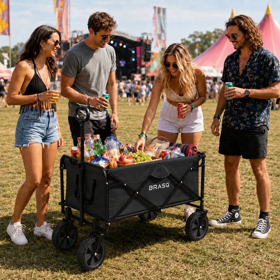 Vier jongeren bij een muziekfestival met een zwarte bolderkar vol drankjes en snacks.