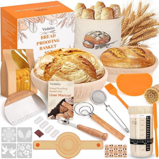Broodbakset met rijsmanden, deegschraper, mesjes, zeef, spatels en deegroller.