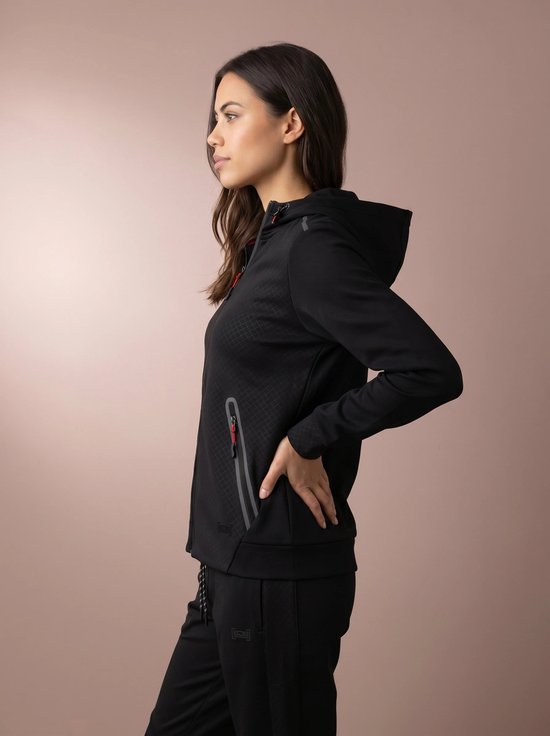 Zijaanzicht van een model met zwarte hoodie met rits, witte top en zwarte broek. De hoodie heeft een ruitpatroon en grijze biezen.