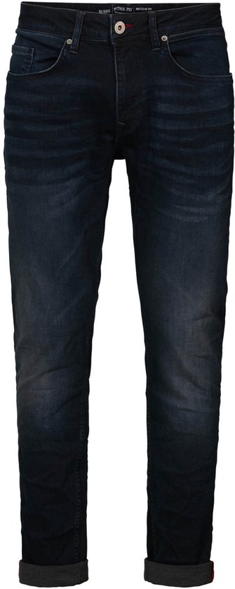 Donkerblauwe, regular tapered fit jeans met stretchdenim en een lichte wassing. De broek is omgeslagen.