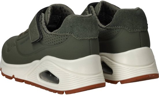 Achterkant van twee groene Skechers sneakers met klittenband, beige zolen en zichtbare luchtkussens.
