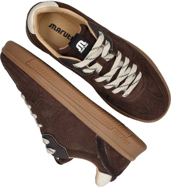 Twee bruine suède sneakers met beige veters en 'MARUTI' logo, één bovenop de ander, op witte achtergrond.