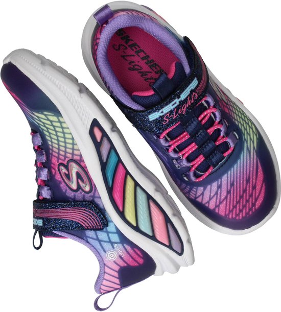 Paarse sneakers met regenboogprint, roze veters en glinsterende band. Witte zool met gekleurde strepen.