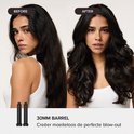 Vóór en na foto's van een vrouw met lang bruin haar. Links: Vóór de styling, met steil, warrig haar. Rechts: Na de styling, met vol, glanzend, golvend haar. Twee zwarte opzetstukken worden getoond.