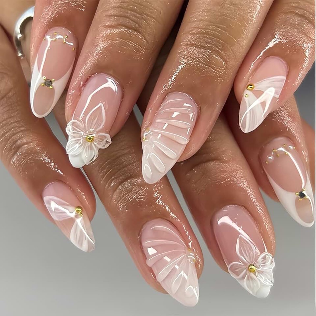 Druknagels Medium Amandel Franse Nagels Wit, Nagels Om Op Te Plakken Met 3D Bloem Gouden Parel Ontwerp Voor Dames