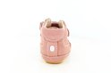 Roze leren sneaker met klittenbandsluiting en veters. Witte stiksels.