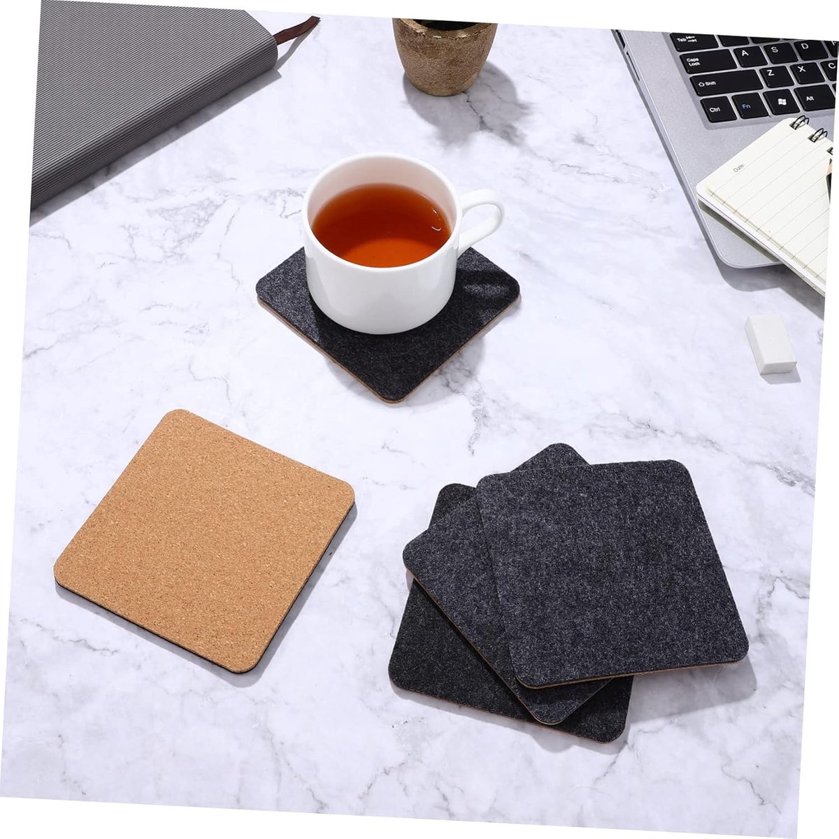 SnelShoppen - 8 Stuks Dubbelzijdige Kurk en Vilt Coasters - Vierkante Vilt Coasters voor Dranken - Onderzetters voor Thuis, Kantoor en Café - 10x10cm