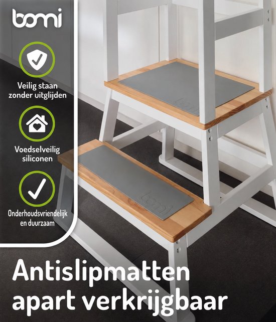 Witte BOMI leertoren met houten zittingen, met grijze antislipmatten. Met "Antislipmatten apart verkrijgbaar".