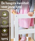 Detail van een witte BOMI leertoren met houten accenten, met de tekst "De hoogste kwaliteit voor jouw kind".