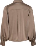 Achterkant taupe satijnen blouse met pofmouwen en kraag.