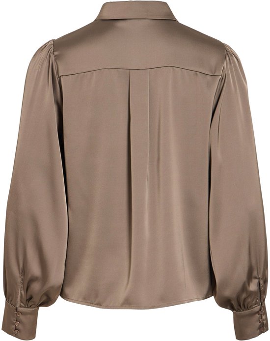 Achterkant taupe satijnen blouse met pofmouwen en kraag.