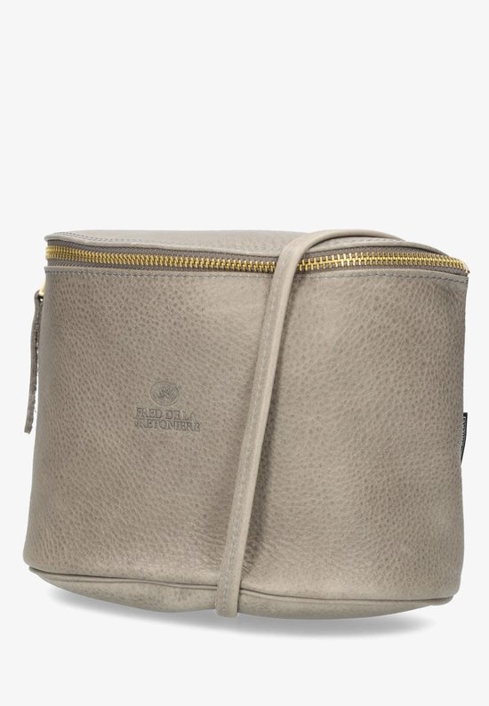 Grijze leren crossbody tas met gouden rits en merklogo.