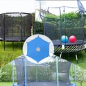 Een blauw hexagonvormig trampoline zonnescherm met een rond gat in het midden, gemonteerd op verschillende trampolines. Drie kinderen springen op een trampoline.