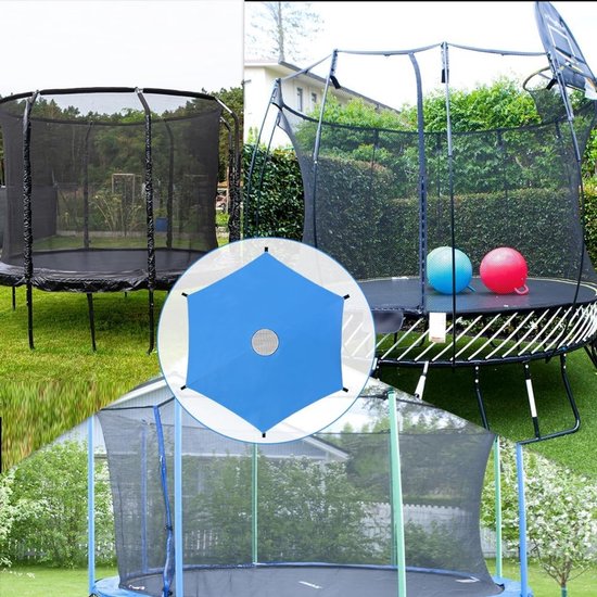 Een blauw hexagonvormig trampoline zonnescherm met een rond gat in het midden, gemonteerd op verschillende trampolines. Drie kinderen springen op een trampoline.