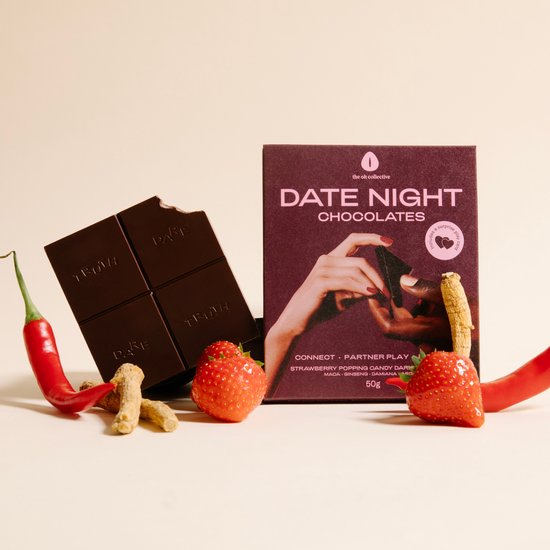 Verpakking van 'DATE NIGHT CHOCOLATES' en donkere chocolade met 'TRUTH' en 'DARE', met pepers en aardbeien.