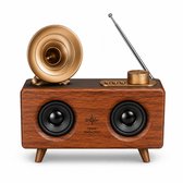 Houten retro speaker met gouden grammofoon, twee zwarte speakers, antenne en gouden draaiknop. Op witte achtergrond.