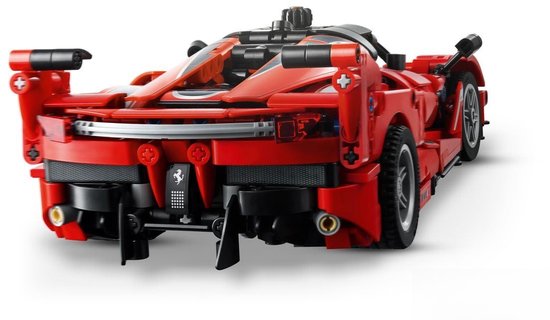 LEGO Technic Ferrari FXX K modelauto, rood, achterkant met Ferrari logo, diffuser en spoiler.