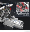 Gedetailleerd V8 motor model met zilveren en rode onderdelen, met een close-up van de 4-traps transmissie met pijlen die de versnellingsbakken aangeven.
