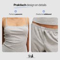 Close-ups van een grijze pyjama: het topje met spaghettibandjes en de broek met elastische tailleband.