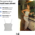 Model in grijze pyjamaset in keuken. Tekst: '92% katoen, zacht en geen toxische stoffen'. 'Ademend'. 'Extra stretch'.