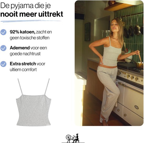 Model in grijze pyjamaset in keuken. Tekst: '92% katoen, zacht en geen toxische stoffen'. 'Ademend'. 'Extra stretch'.
