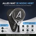 Zwarte padelracket met zilverkleurig frame en de witte letter A, naast een zwarte hoes met een witte A. Tekst: ALLES WAT JE NODIG HEBT. Inclusief luxe tas.