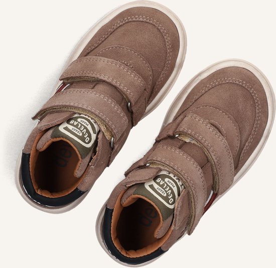 Bruine suède hoge sneakers met klittenbandsluiting, rode en witte strepen en 'DEVELOP TRADE MARK' op de tong.