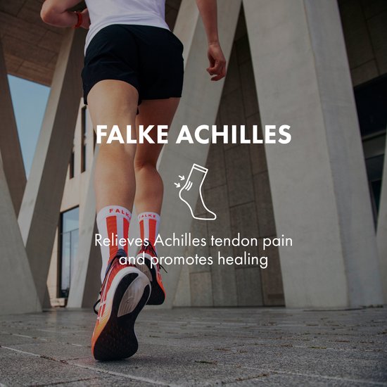 Vooraanzicht van een vrouw die hardloopt in zwarte sportsokken met roze strepen. Tekst: "FALKE ACHILLES".