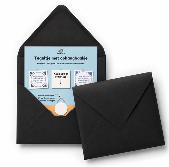 Zwarte envelop met kaart: "Tegeltje met ophanghaakje". Toont tegeltjes met teksten en uitleg over de ophanghaak. "Niet mokken"