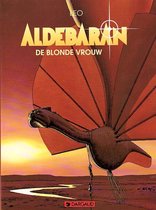 Cover van 'Aldebaran: De blonde vrouw' met een vliegend wezen met een grote oranje zeilachtige vleugel tegen een zonsondergang.