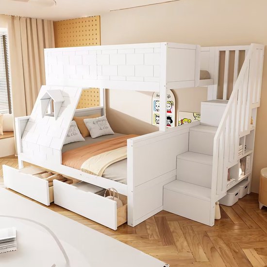 Wit stapelbed met ladekast, speelhuis-front, kussens en een trap met ingebouwde opbergvakken.