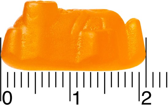 Oranje Minion-vormige gummy, ongeveer 1,5 cm lang, gemeten met liniaal.