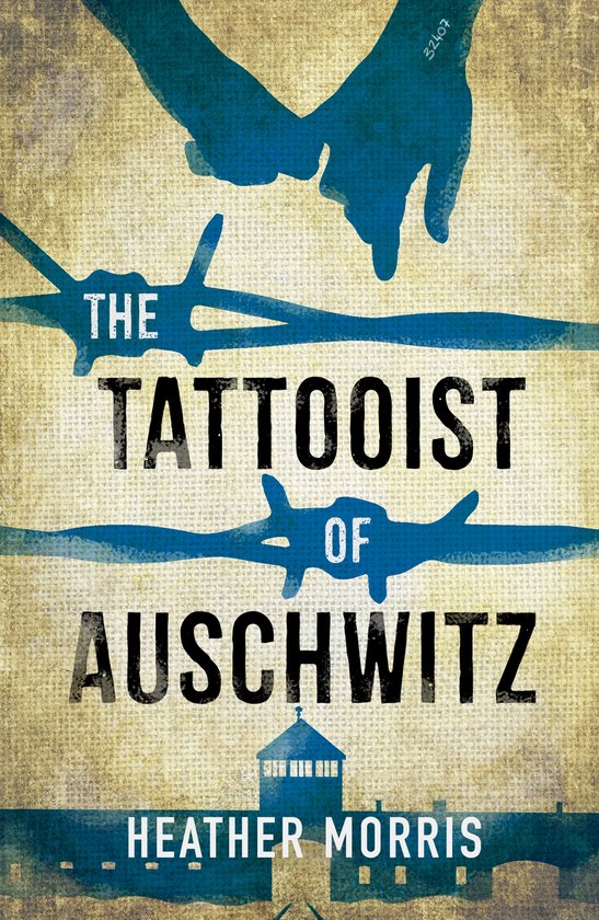 Boekomslag van 'The Tattooist of Auschwitz' met blauwe handen boven prikkeldraad en een gestileerde poort.