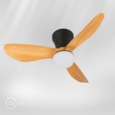Plafondventilator met 3 houten bladen en een witte lamp, geïsoleerd op een grijze achtergrond.