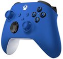 Heldere blauwe Xbox controller met witte en zwarte accenten, close-up.
