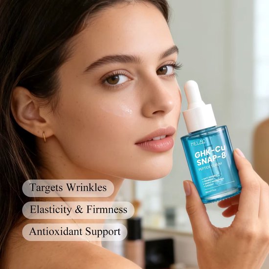 Blauwe druppelflacon GHK-Cu SNAP-8 Peptide Serum. Een vrouw houdt de flacon vast; tekst over rimpels, elasticiteit en stevigheid.