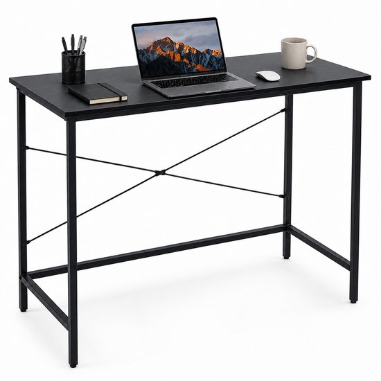Bureau noir avec ordinateur portable, tasse, souris et carnet. Sur fond blanc.