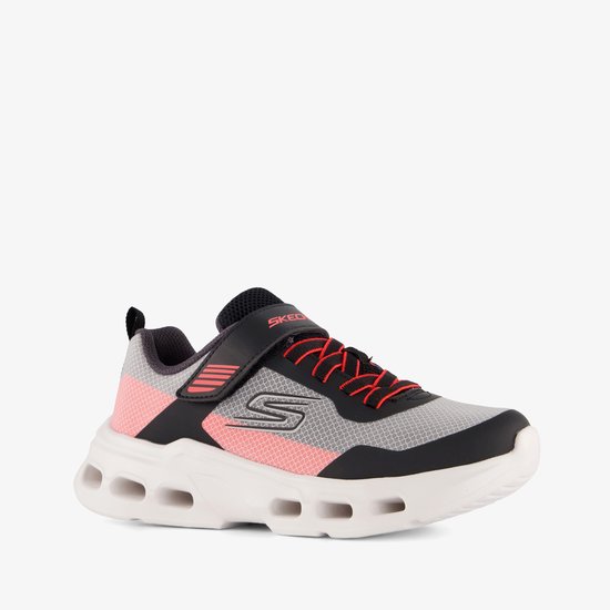 Zwarte sneaker met roze en grijze panelen, rode veters en een witte zool.